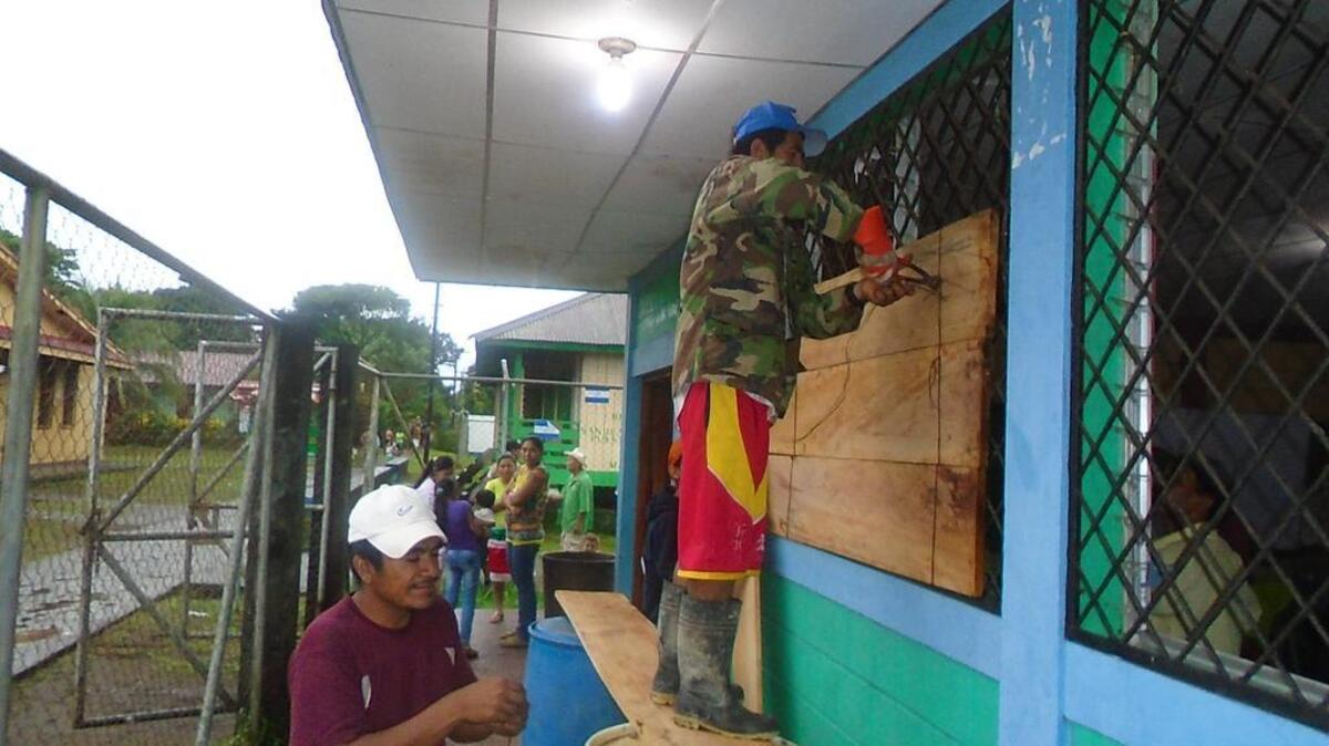 Fotografía cedida por Erick Morales de ciudadanos aseguran una escuela para que funcione como albergue hoy, jueves 24 de noviembre de 2016, durante la espera de la llegada del huracán Otto, en el municipio de San Juan de Nicaragua, sur de Nicaragua.