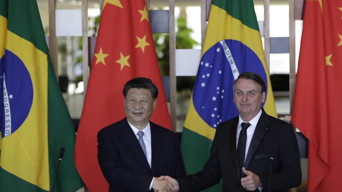 El presidente de China, Xi Jinping, y su par de Brasil, Jair Bolsonaro, se dan la mano durante una reunión bilateral en el Palacio de Itamaraty en Brasilia, el 13 de noviembre del 2019.