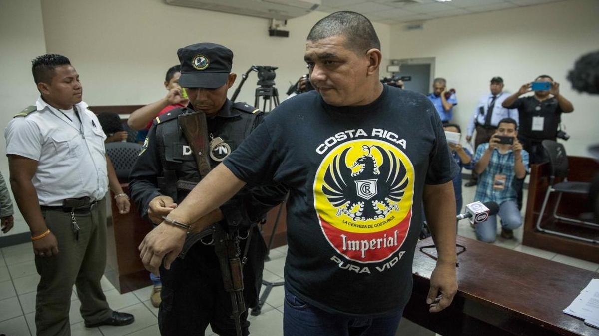 Isidro Moisés Lazo (c), acusado de ser el supuesto responsable de un incendio en el Mercado Oriental de Managua, el lunes 29 de mayo de 2017, durante una audiencia en la capital nicaragüense. Comerciantes del Mercado Oriental de Managua pidieron la liberación del Isidro Moisés Lazo, quien afrontará en junio próximo un juicio oral y público por ser el supuesto responsable de un incendio que consumió 208 tiendas en ese recinto, el mayor de su tipo en Centroamérica.