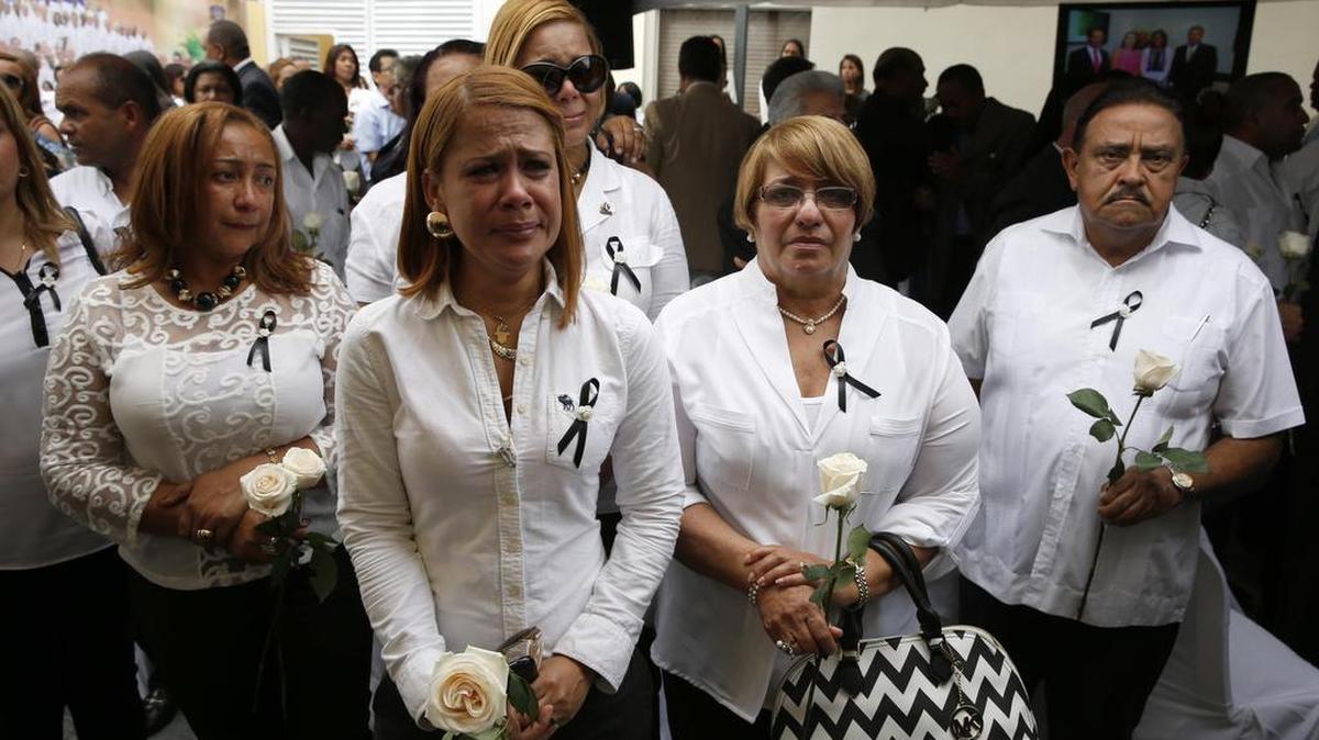 Personas lloran este jueves 17 de diciembre de 2015, en el funeral de Juan de los Santos, presidente de la Federación Dominicana de Municipios y alcalde de Santo Domingo Este.