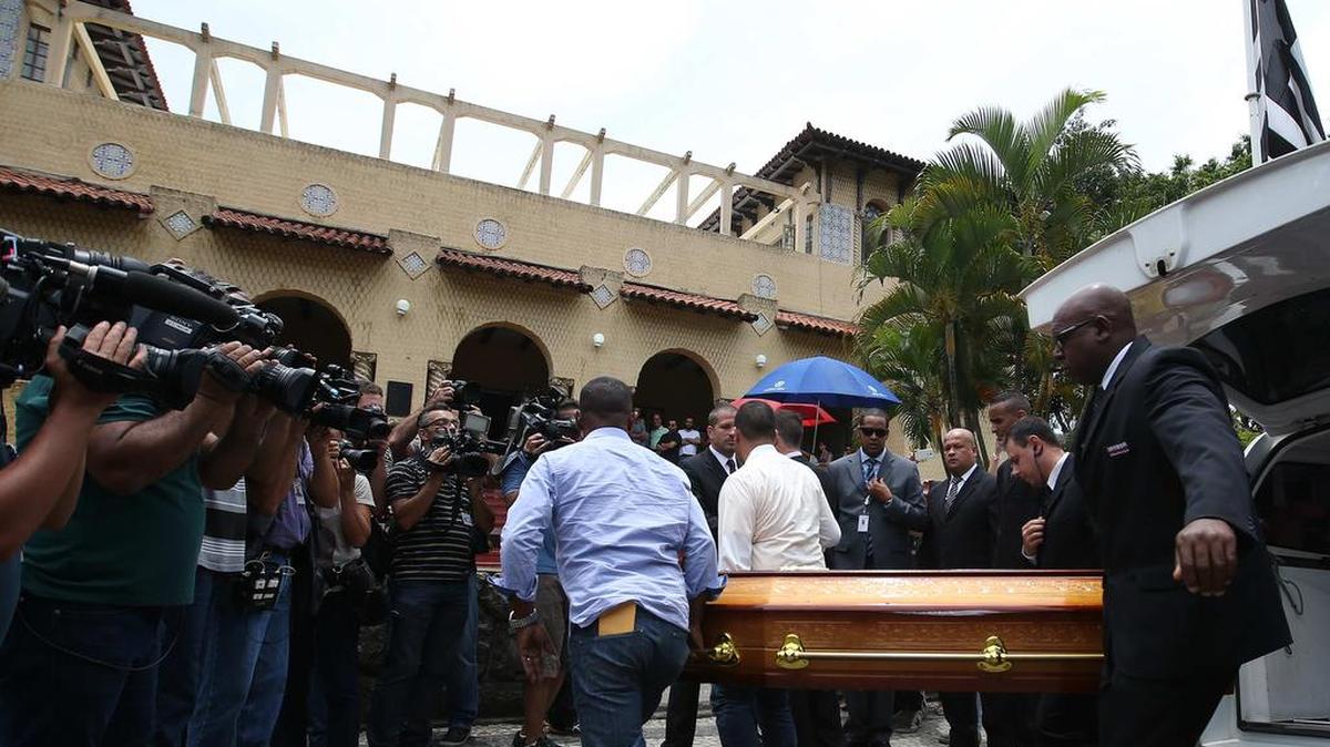 Llegan los ataúdes de los miembros de Televisión Globo, el reportero Guilherme Marques, el productor Guilherme Van Der Laars y el camarógrafo Ari Júnior, a la sede del Club Botafogo, del cual eran aficionados, para ser velados el sábado 3 de diciembre de 2016, en Río de Janeiro (Brasil). Los periodistas fallecieron en el accidente del avión que transportaba a la plantilla del Chapecoense, que viajaba hacía Medellín, Colombia, para disputar el primer partido de la final de la Copa Sudamericana.
