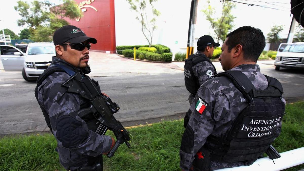 Integrantes de la Agencia de Investigación Criminal resguardan la zona el miércoles 9 de agosto de 2017, durante un cateo al casino Grand, en la ciudad de Guadalajara (México).