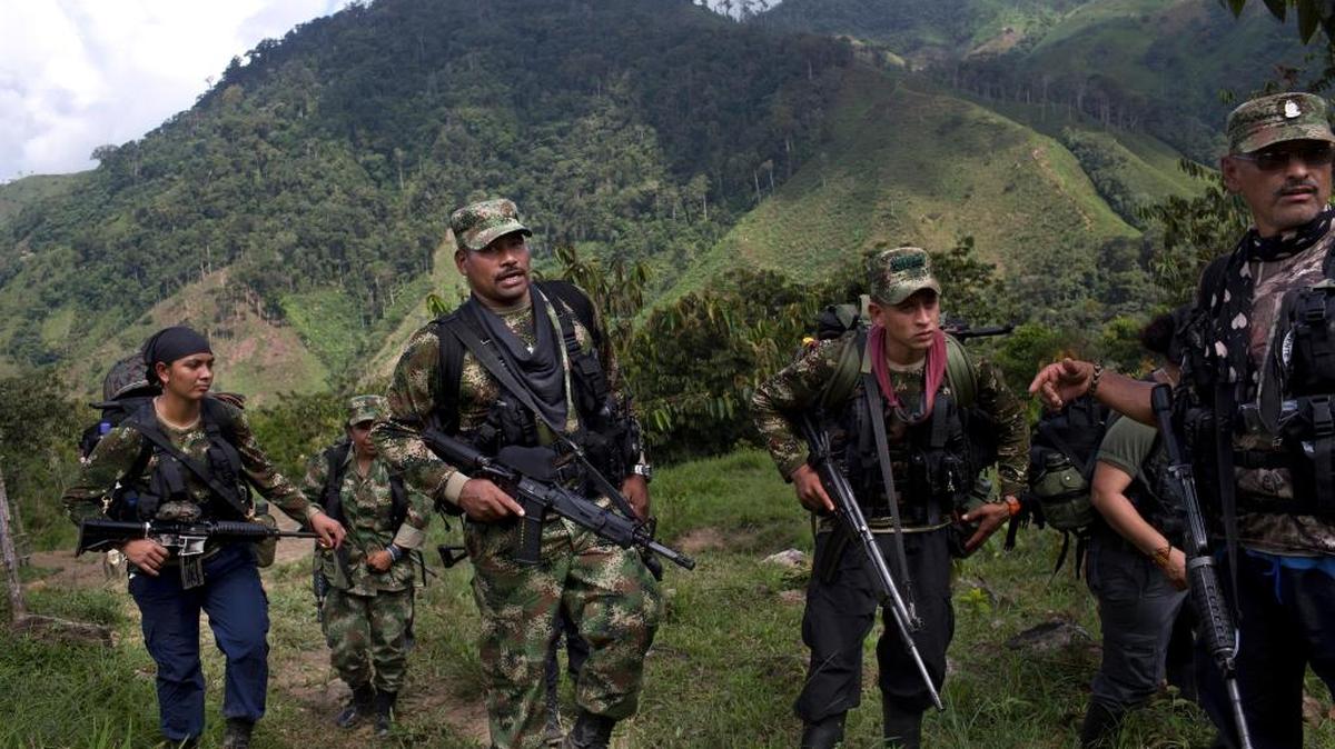 Juan Pablo (centro), comandante del Frente 36 de las FARC, con un grupo de guerrilleros en las montañas de los Andes colombianos, en Antioquia.