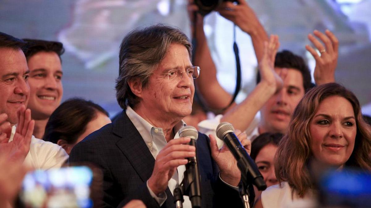El candidato opositor, Guillerom Lasso (c), se dirige a sus simpatizantes el domingo 2 de abril de 2017, durante las últimas horas de las elecciones presidenciales en segunda vuelta, previo a conocer los resultados oficiales, en Guayaquil (Ecuador).