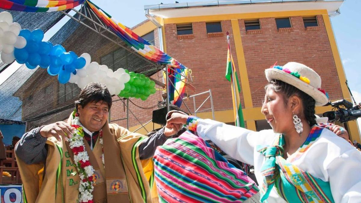 El presidente de Bolivia, Evo Morales, baila en una actividad pública el lunes en la localidad de Achocalla. ). El No a su reelección ganó con un 51.30% frente al Sí, que sumó un 48.70%, al cierre del cómputo.