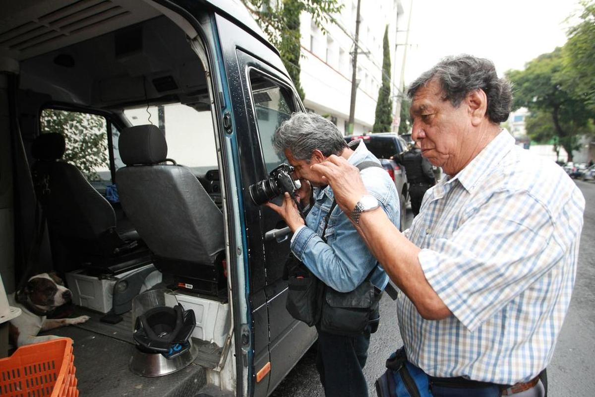 Fotografía del día 29 de agosto de 2017 donde se muestra a los fotógrafos mexicanos Luis Barrera (i) y Julio Vargas (d) trabajando en un asunto policiaco, en Ciudad de México (México).
