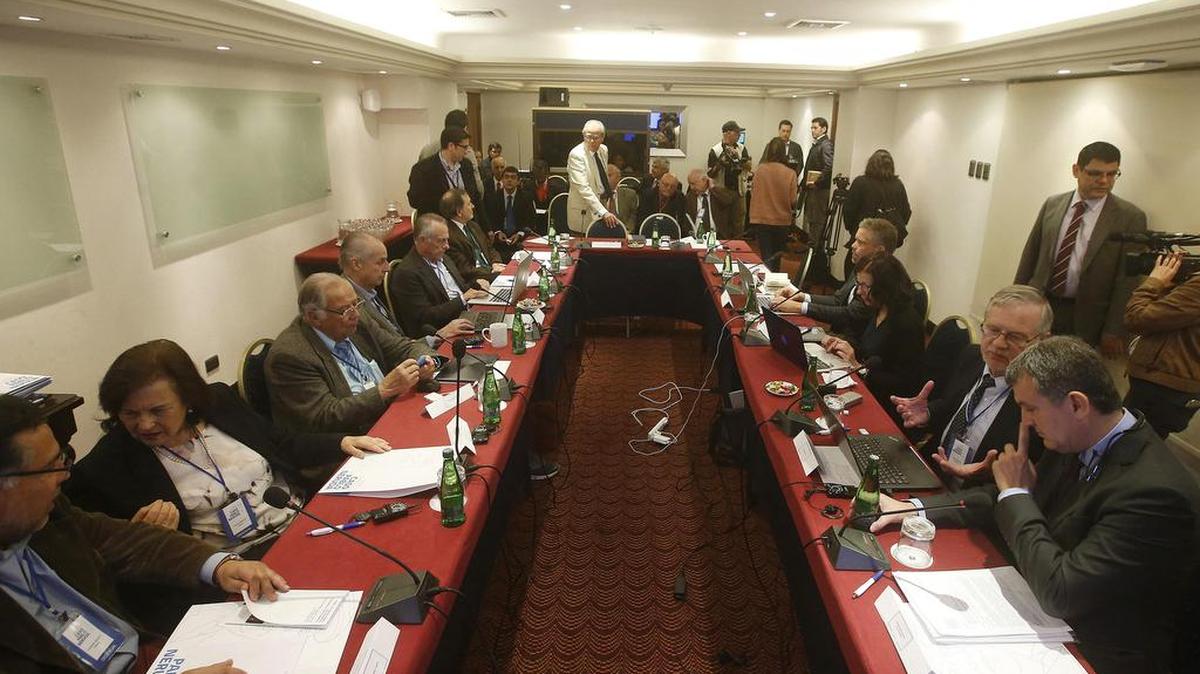 Vista general de la reunión de un equipo internacional de expertos y peritos el lunes 16 de octubre de 2017, durante un cónclave que pretende concluir si el poeta Pablo Neruda fue envenenado por la dictadura de Augusto Pinochet o murió debido al cáncer de próstata que padecía, en Santiago (Chile).