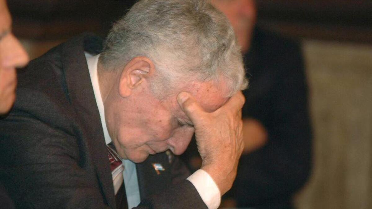 Foto de archivo de Miguel Etchecolatz en un tribunal de La Plata, el martes 20 de junio de 2006.