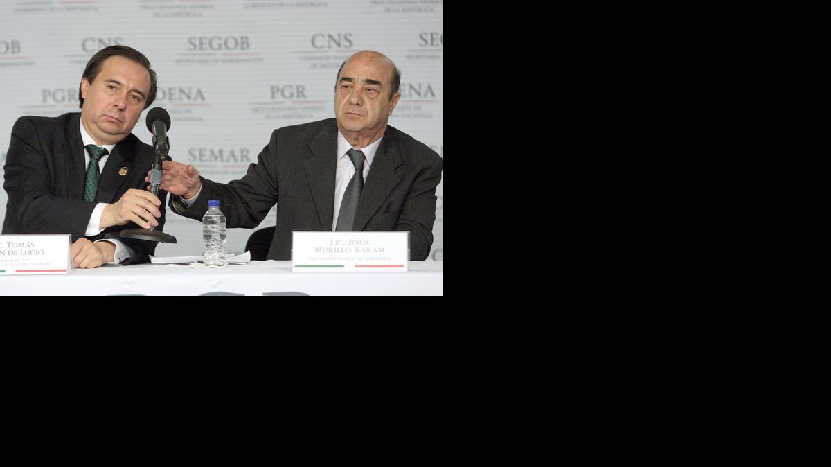 
El fiscal general Jesús Murillo Karam (der.) y el director en Jefe de la Agencia de Investigación Criminal, Tomás Zerón de Lucio, participan el martes en una rueda de prensa en la Procuraduría General de la República en Ciudad de México. 

