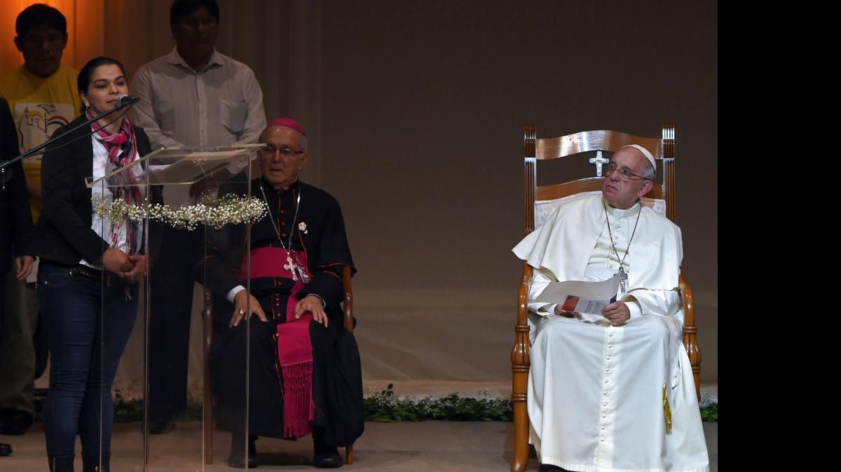 
El papa Francisco escucha a una representante de la sociedad civil de Paraguay el sábado, en el estadio León Condou. El pontífice llegó a ese país sudamericano para una visita de tres días.
