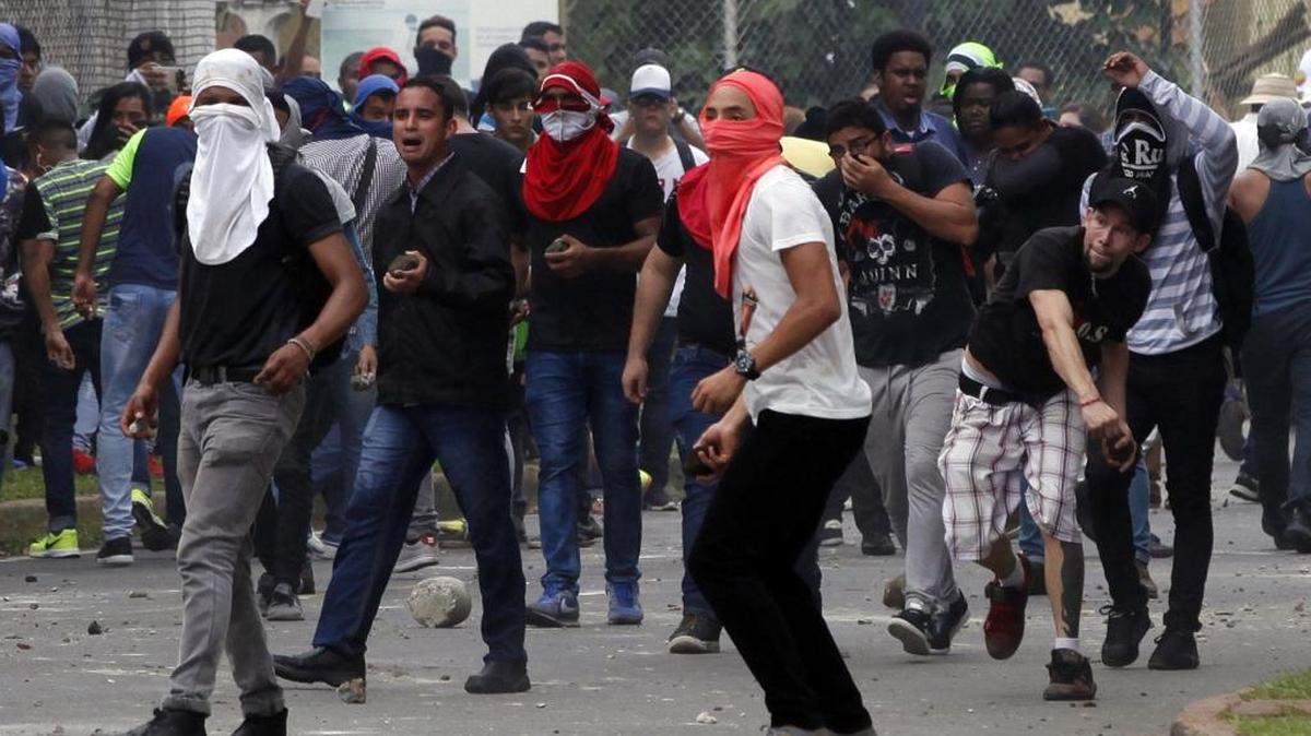Un grupo de personas participa en una protesta violenta en las inmediaciones de la Universidad de Panamá hoy, lunes 12 de junio de 2017, en la ciudad de Panamá. Los manifestantes exigían la derogación de un decreto que actualiza la información catastral entre entidades y que fue suspendido temporalmente este domingo por el Gobierno de Panamá.