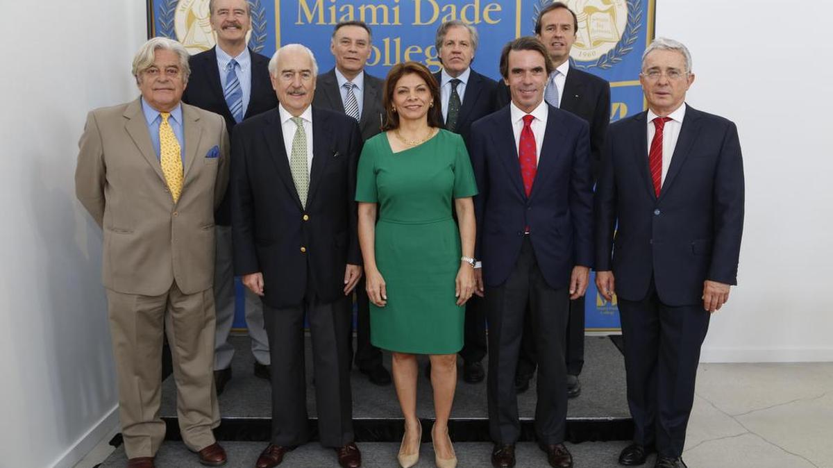 Fotografía cedida por Miami Dade College donde se ven, de izquierda a derecha (frente), a los ex presidentes de Uruguay Luis Lacalle, de Colombia Andrés Pastrana, de Costa Rica Laura Chinchilla, del Gobierno español José María Aznar y de Colombia Alvaro Uribe; y atrás, de México Vicente Fox, de Ecuador Jamil Mahuad, el secretario general de la OEA, Luís Almagro y de Bolivia Jorge Quiroga posando el 21 de octubre de 2016.