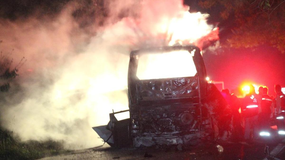 Fotografía del 22 de noviembre de 2015 de bomberos intentando apagar el fuego en los vehículos involucrados en un accidente automovilismo en el central estado mexicano de Puebla.