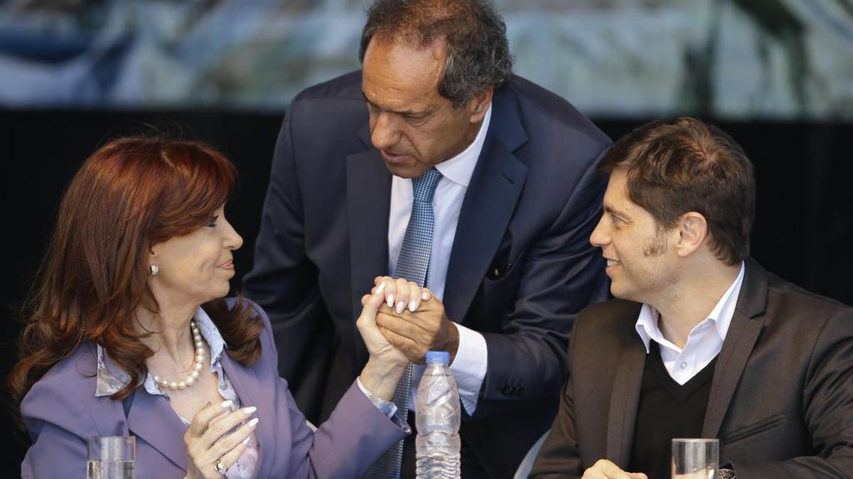 El candiato presidencial Daniel Scioli (centro) saluda a la presidenta argentina Cristina Fernández, el miércoles 25 de noviembre en Morón, en las afueras de Buenos Aires. El ministro de Finanzas, Axel Kicillof, está a la derecha.