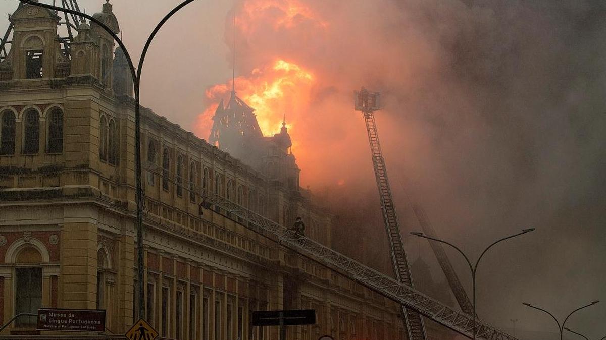 Bomberos intentan el lunes apagar las llamas que consumieron el Museo de la Lengua Portuguesa, en la histórica Plaza de la Luz y contiguo a estaciones del metro subterráneo y del servicio de trenes metropolitanos de Sao Paulo.