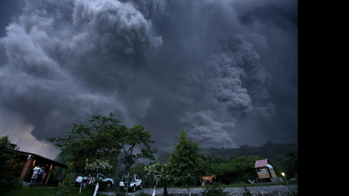 
Una inmensa nube de ceniza se observa hoy, sábado 11 de julio de 2015, tras una fuerte explosión del Volcán de Colima, en el oeste de México. Los pobladores de la pequeña comunidad de La Yerbabuena fueron desalojados tras una fuerte explosión registrada durante la noche en el volcán, informaron fuentes de Protección Civil. La fuerte explosión se registró alrededor de las 20.40 hora local (01.40 GMT del sábado) y generó salida de material incandescente. Las autoridades de Protección Civil de Colima dijeron que se prevé la caída de ceniza y que se mantienen la vigilancia y las medidas preventivas implementadas tras la declaración de la fase de actividad permanente por la intensa actividad registrada en el volcán en los últimos días. 
