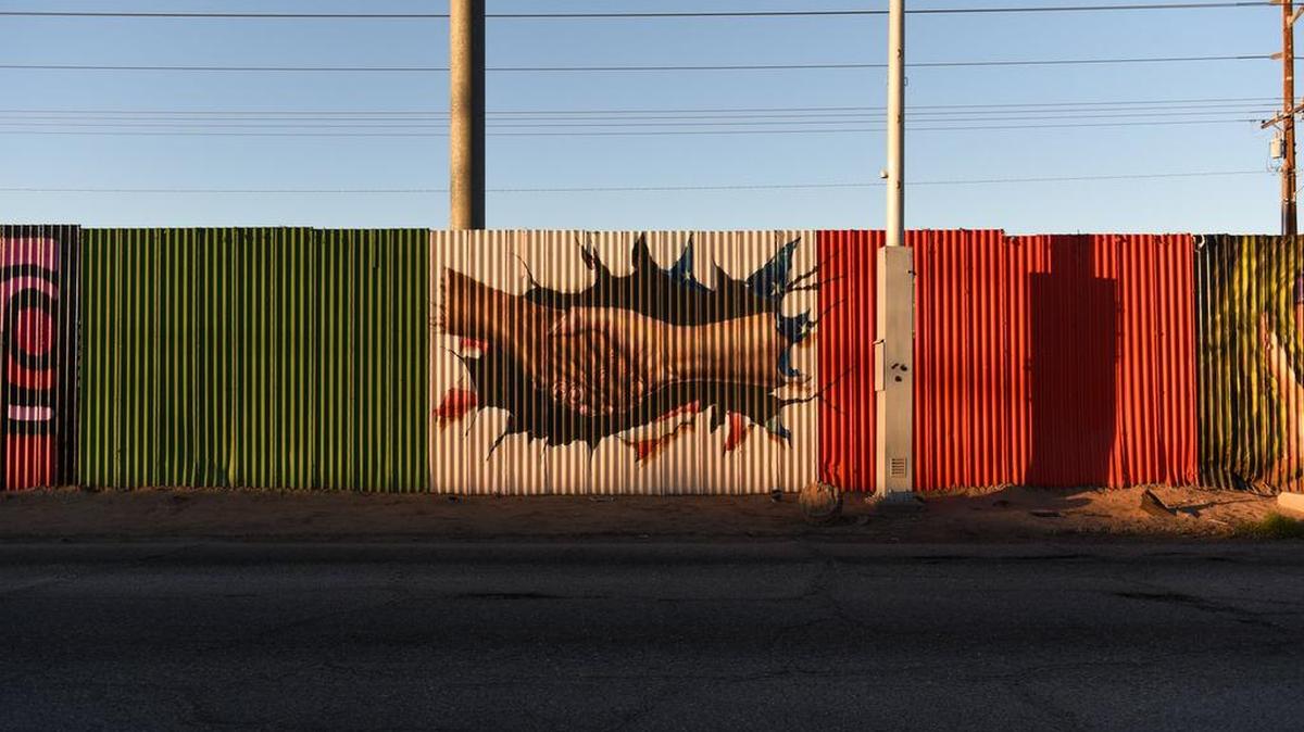 Vista de una pintada el jueves 26 de enero de 2017, sobre la cerca fronteriza que divide al estado de Mexicali ( México) y Calexico (EEUU).
