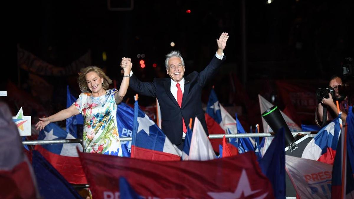 El candidato presidencial chileno Sebastián Piñera (R), junto a su esposa Cecilia Morel, celebra públicamente su victoria en Santiago después de la segunda vuelta electoral el 17 de diciembre de 2017.