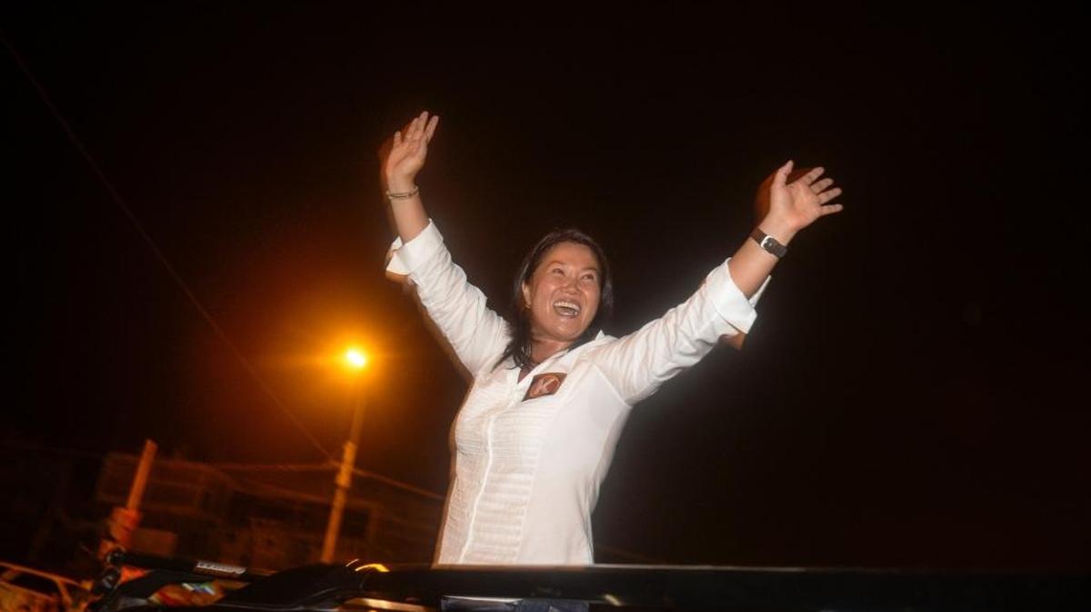 La candidata presidencial peruana Keiko Fujimori participa el jueves en un acto de campaña, en Lima. Keiko Fujimori tiene un 35% de intención de voto, según una encuesta.