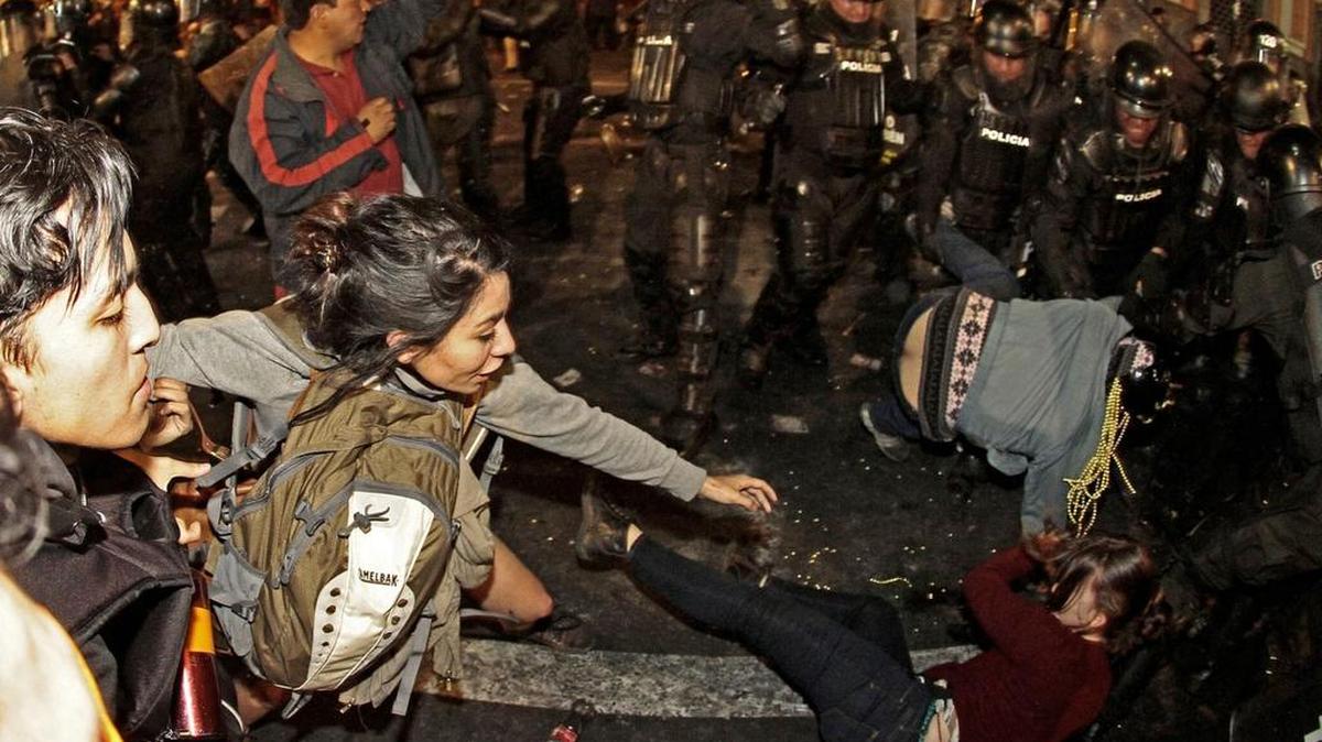 
Manifestantes y policías se enfrentan en Quito, Ecuador, el jueves, durante un paro nacional organizado por indígenas y sindicados.
