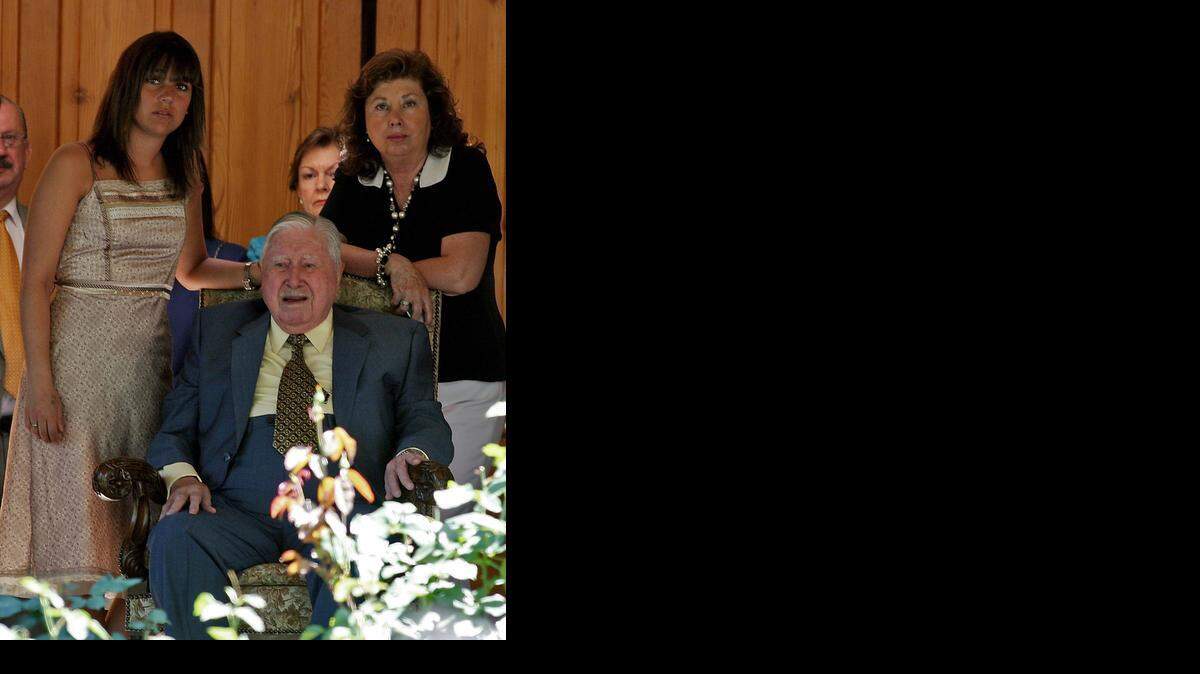 
El ex dictador chileno Augusto Pinochet (1973-1990), centro, junto a sus hijas Jacqueline Pinochet Hiriart (izq.) y Lucia Pinochet Hiriart en una foto tomada en el 2006.


