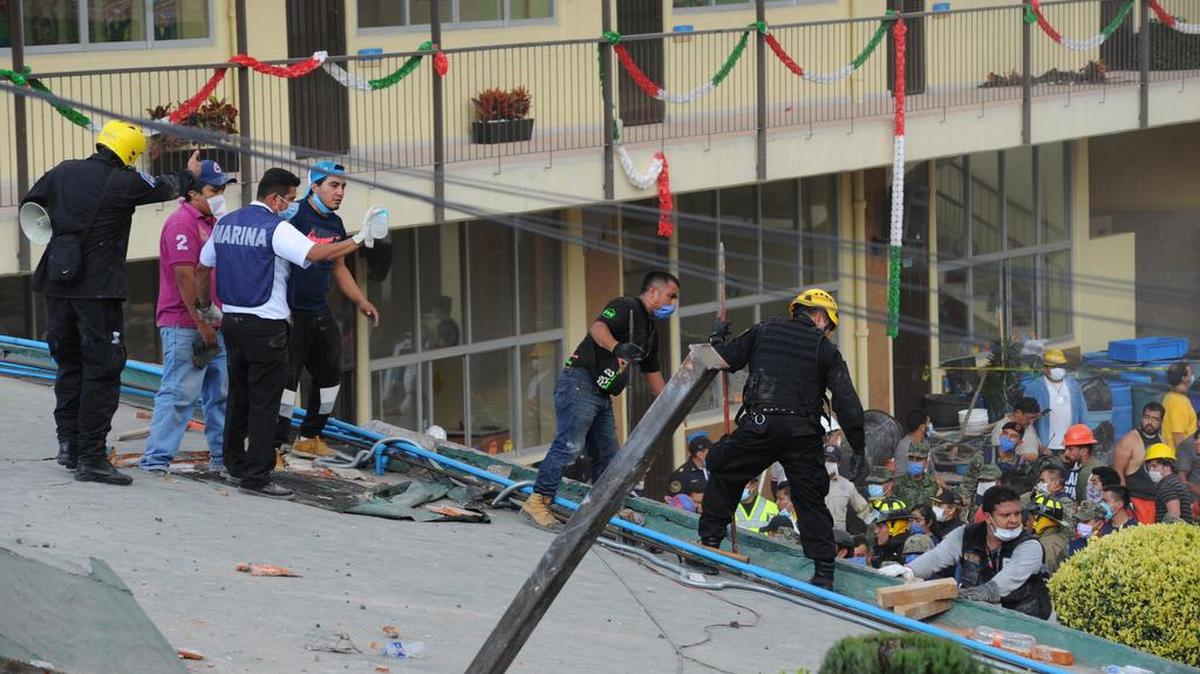 Rescatistas y voluntarios trabajan en las tareas de rescate en el Colegio Enrique Rebsamen el martes 19 de septiembre de 2017, en Ciudad de México (México).