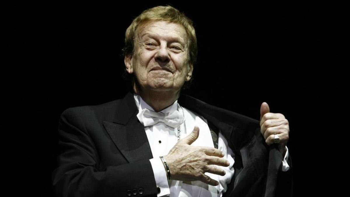Fotografía de archivo del 1 de septiembre de 2008 del compositor argentino de tangos Mariano Mores saluda al público durante su presentación en la final del VI Mundial de Baile de Tango de Buenos Aires.