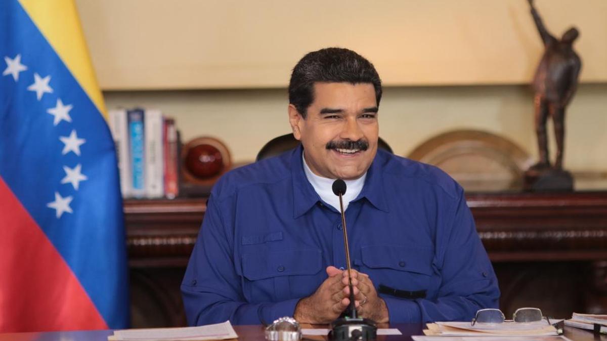 Fotografía cedida por la oficina de prensa del Palacio de Miraflores que muestra al presidente de Venezuela, Nicolás Maduro, durante un acto de gobierno, el lunes 17 de julio de 2017, en Caracas (Venezuela). Maduro aseguró que mantendrá la convocatoria a una Asamblea Nacional Constituyente pese a que ayer la oposición realizó una consulta popular en la que casi 7 millones de personas se manifestaron en contra de un cambio de la Carta Magna.