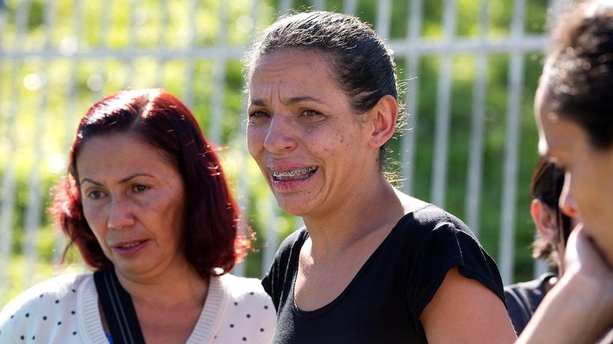 
Angela Pereira de Souza, cuyo esposo está entre las víctimas mortales, llora afuera de la estación de policía en un suburbio de Sao Paulo.


