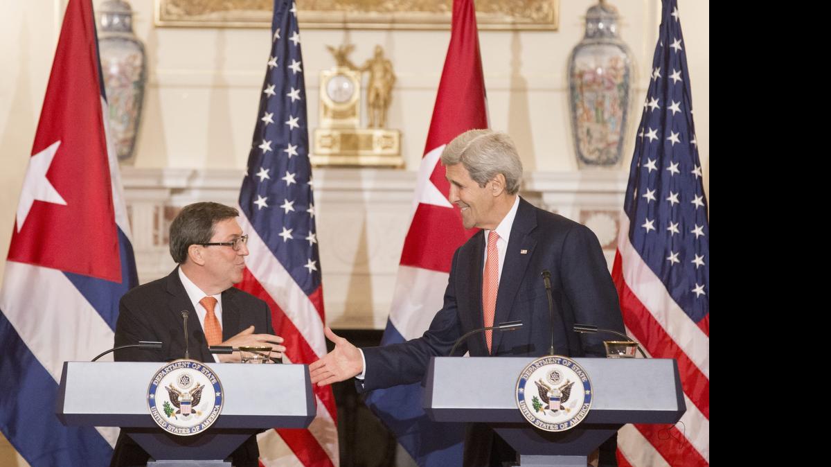 
El secretario de Estado de EEUU, John Kerry (der.), y el ministro cubano de Relaciones Exteriores, Bruno Rodríguez, ofrecen una rueda de prensa el lunes, después de una reunión en la sede del Departamento de Estado, en Washington. 
