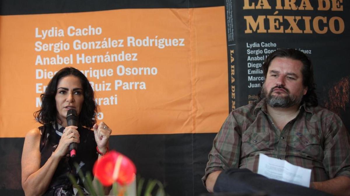 Los periodistas Lydia Cacho (izq.) Enrique Osorno (der.) participan de la presentación del libro "La ira de México" el miércoles 17 de mayo de 2017, en Ciudad de México (México). Pidieron una "reflexión" que dé paso a la acción dentro del propio gremio ante los crecientes homicidios y ataques que sufre la prensa en México y la ineficacia de las autoridades.