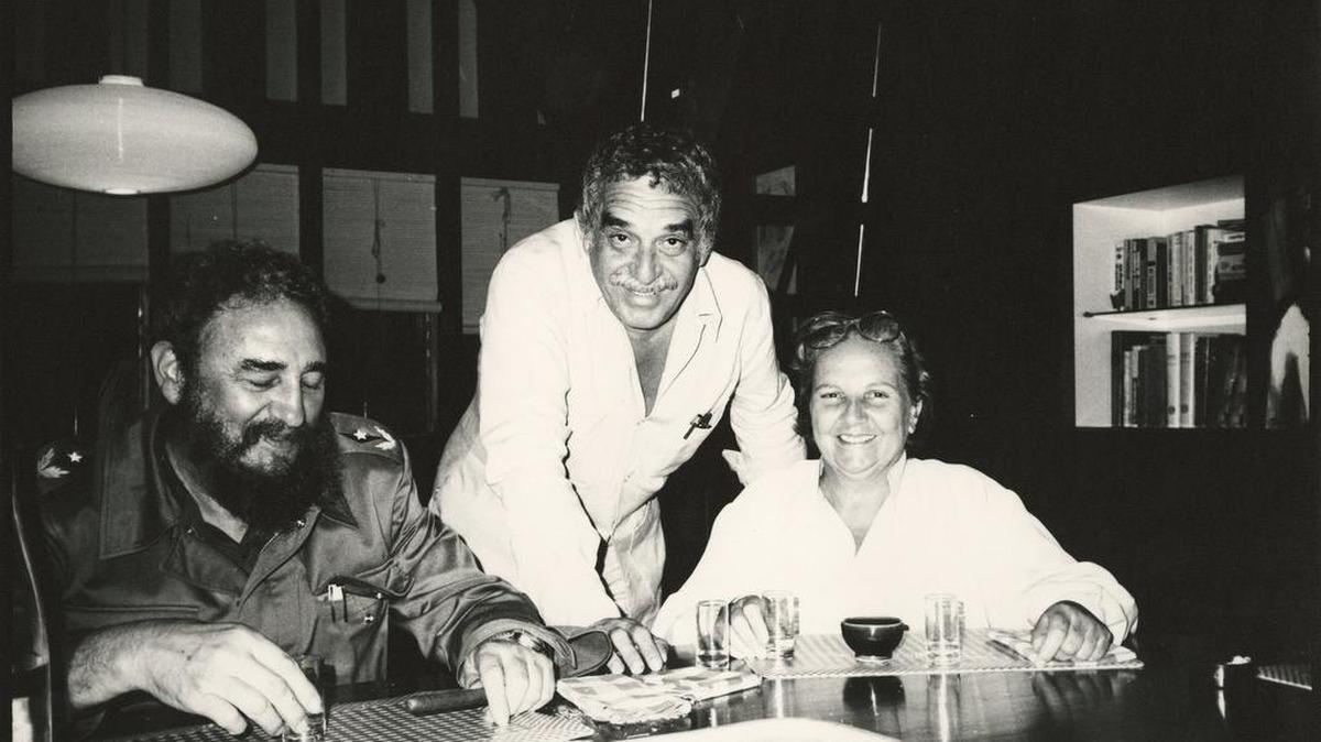 Fotografía de divulgación sin fecha donde se ve a Gabriel García Márquez (c) junto a su amigo Fidel Castro (i) y a la agente literaria española Carmen Balcells tomada en los años 80 en La Habana (Cuba). La Universidad de Texas (UT) en Austin abrió el miércoles 21 de octubre de 2015, a la investigación el archivo personal del nobel colombiano Gabriel García Márquez, adquirido en noviembre de 2014 a la familia del escritor por 2.2 millones de dólares.