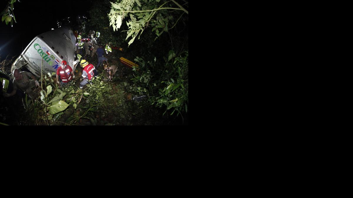 
Los servicios de emergencias trabajan en la busqueda de víctimas del accidente ocurrido en una carretera del estado de Santa Catarina, en el sur de Brasil. 
