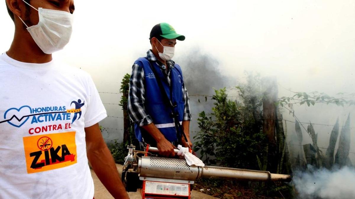 Empleados del Ministerio de Salud Pública de Honduras, fumigan el sábado en un barrio de la ciudad de Catacamas, al este del país centroamericano.