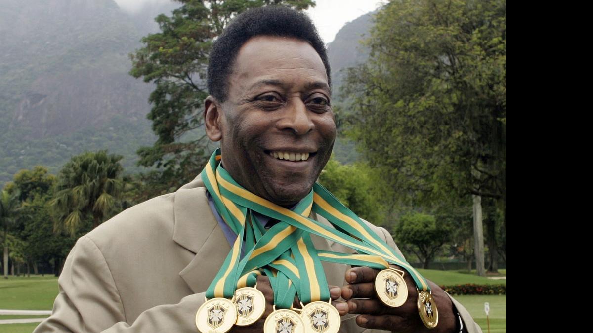 
El jugador de fútbol brasileño Edson Arantes do Nascimento, alias ‘Pele’, posa con sus seis medallas de campeón en el 2010, en una ceremonia en Río de Janeiro.
