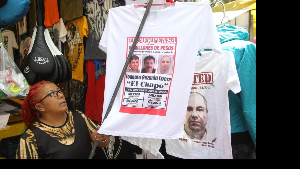 
Una comerciante organiza camisetas con imágenes y frases alusivas al fugado narcotraficante Joaquín "El Chapo" Guzmán el jueves 23 de julio de 2015, en Ciudad de México. 
