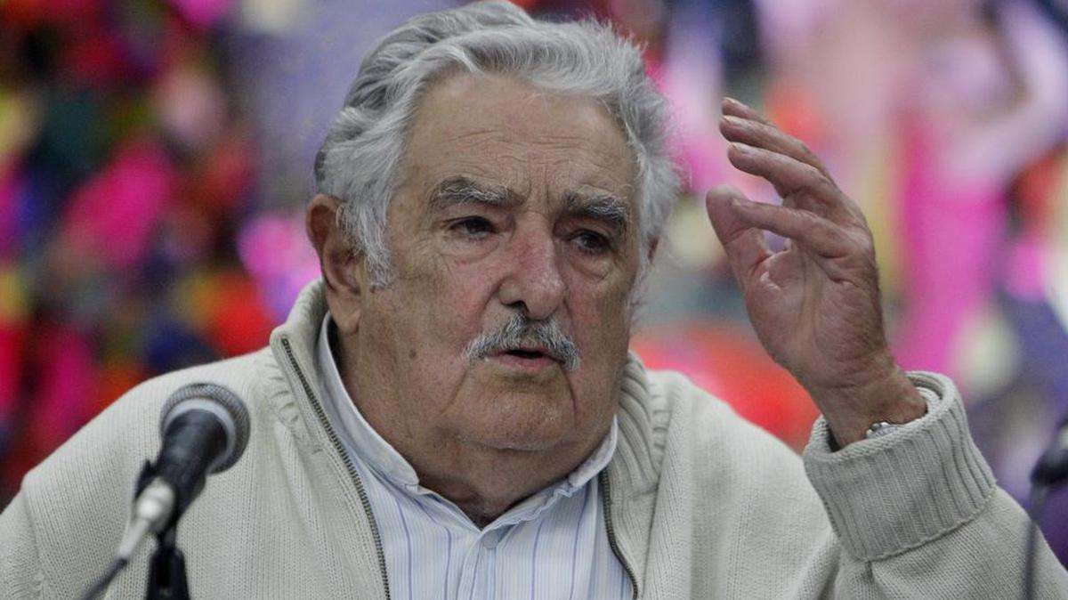 El ex presidente uruguayo José Mujica, habla el martes 26 de enero de 2016, durante una conferencia ofrecida como parte de las actividades del premio literario Casa de las Américas en La habana (Cuba).
