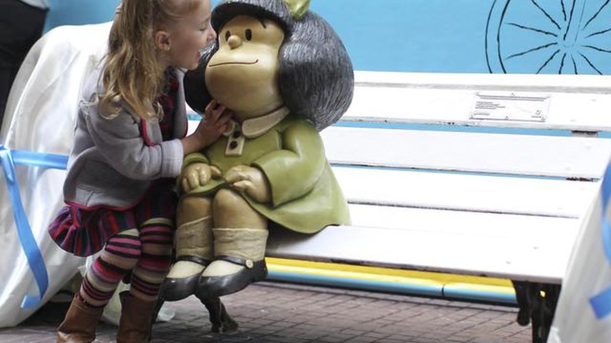 Una niña toca la figura de Mafalda, creación del dibujante argentino Joaquín Salvador Lavado, “Quino”, durante la presentación de dos nuevas estatuas de sus personajes Manolito y Susanita, el lunes 29 de septiembre de 2014, en el Paseo de la Historieta del barrio San Telmo de Buenos Aires (Argentina). Las nuevas estatuas se instalaron con motivo del 50 aniversario de la creación del personaje Mafalda.
