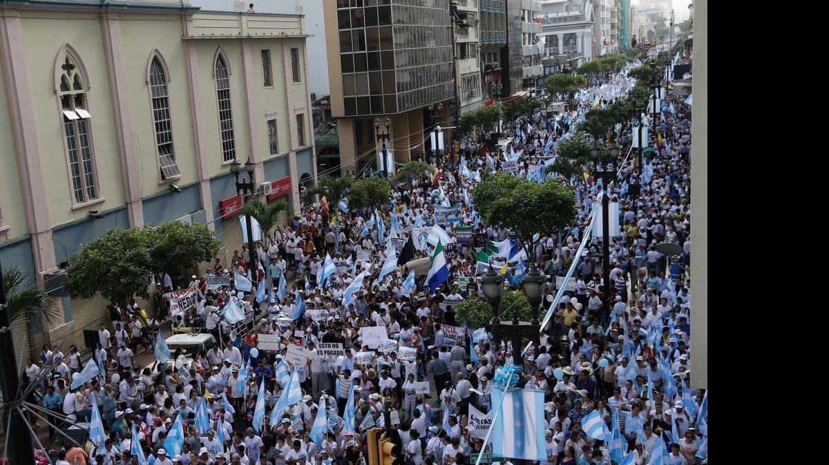 
Cientos de manifestantes participan en una macha con banderas en Guayaquil, Ecuador, en contra de las políticas del presidente ecuatoriano Rafael Correa, en junio.
