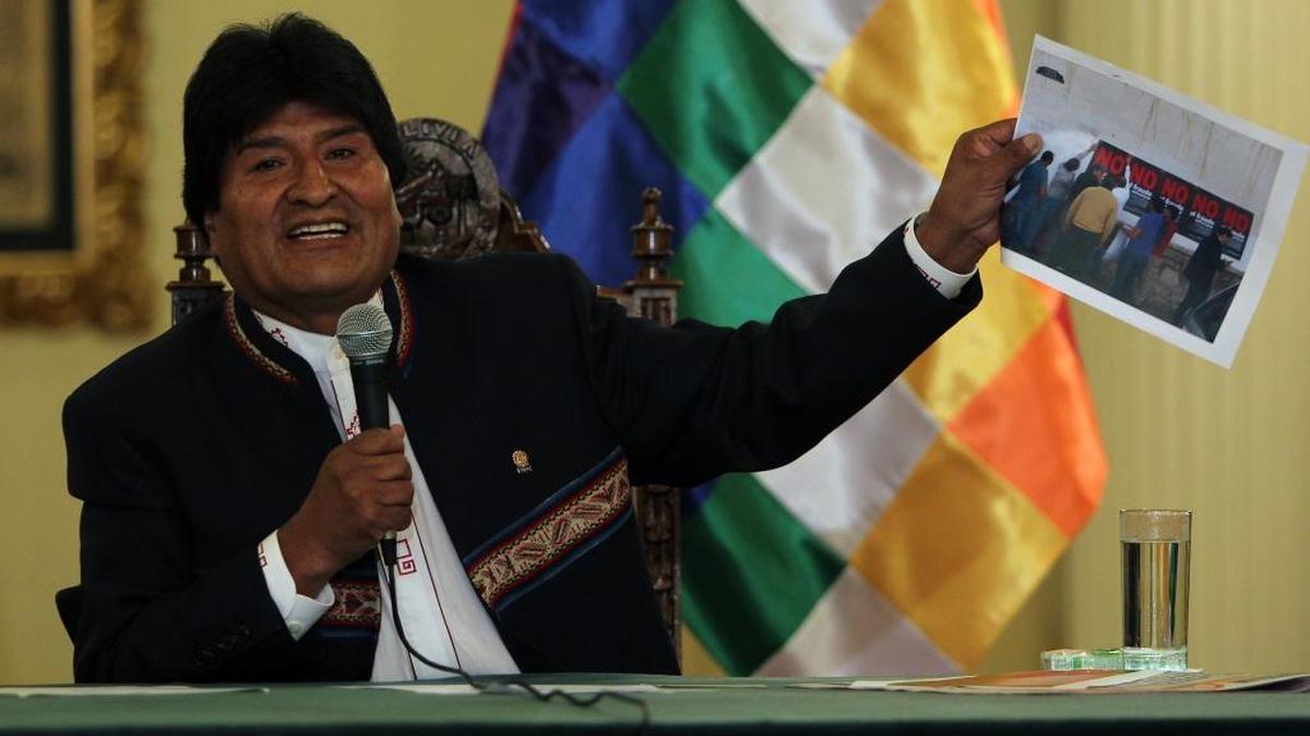 El presidente de Bolivia, Evo Morales, habla el miércoles en una rueda de prensa, donde aceptó su derrota en el referendo del pasado domingo, en el cual fue rechazada una reforma constitucional sobre su reelección, e indicó que el oficialismo ha perdido una batalla, “pero no la guerra”.