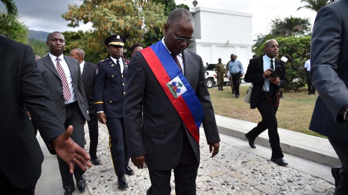 óEl nuevo presidente interino de Haití, Jocelerme Privert, arriba a la cereminia de juramentación el domingo, en el palacio de gobierno en Puerto Príncipe.