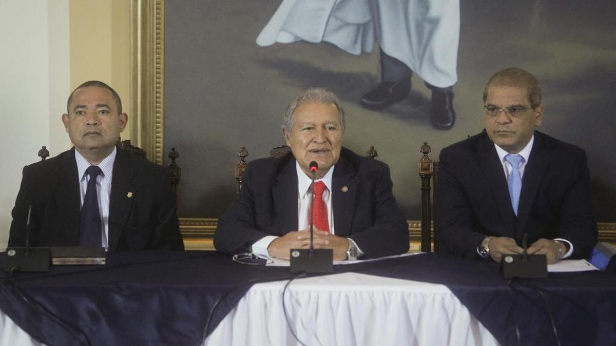 El presidente salvadoreño, Salvador Sánchez Cerén (cen.), el vicepresidente, Óscar Ortiz (der), y el ministro de Seguridad y Justicia, Mauricio Ramírez Landaverde, participan en una rueda de prensa el lunes en San Salvador.