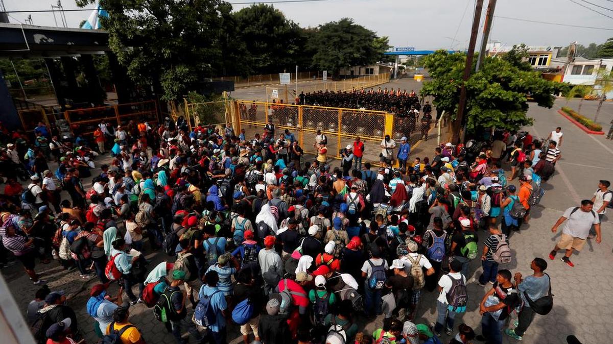 Migrantes hondureños llegan al puente fronterizo, domingo 28 de octubre de 2018, en Tecún Umán (Guatemala). El ejército guatemalteco y la Policía Nacional Civil reforzaron la seguridad en la frontera de Tecún Umán donde la segunda caravana de unos 2 mil migrantes hondureños se pararon frente a la frontera que divide Guatemala y México esperando que las autoridades mexicanas les den vía libre para cruzar su territorio hacia los Estados Unidos.