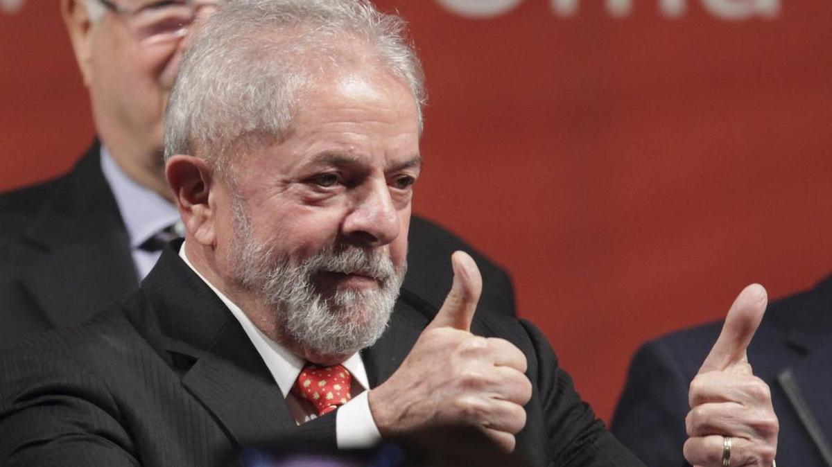 El ex presidente Luiz Inácio Lula da Silva asiste a una ceremonia del Partido de los Trabajadores el 5 de julio en Brasilia