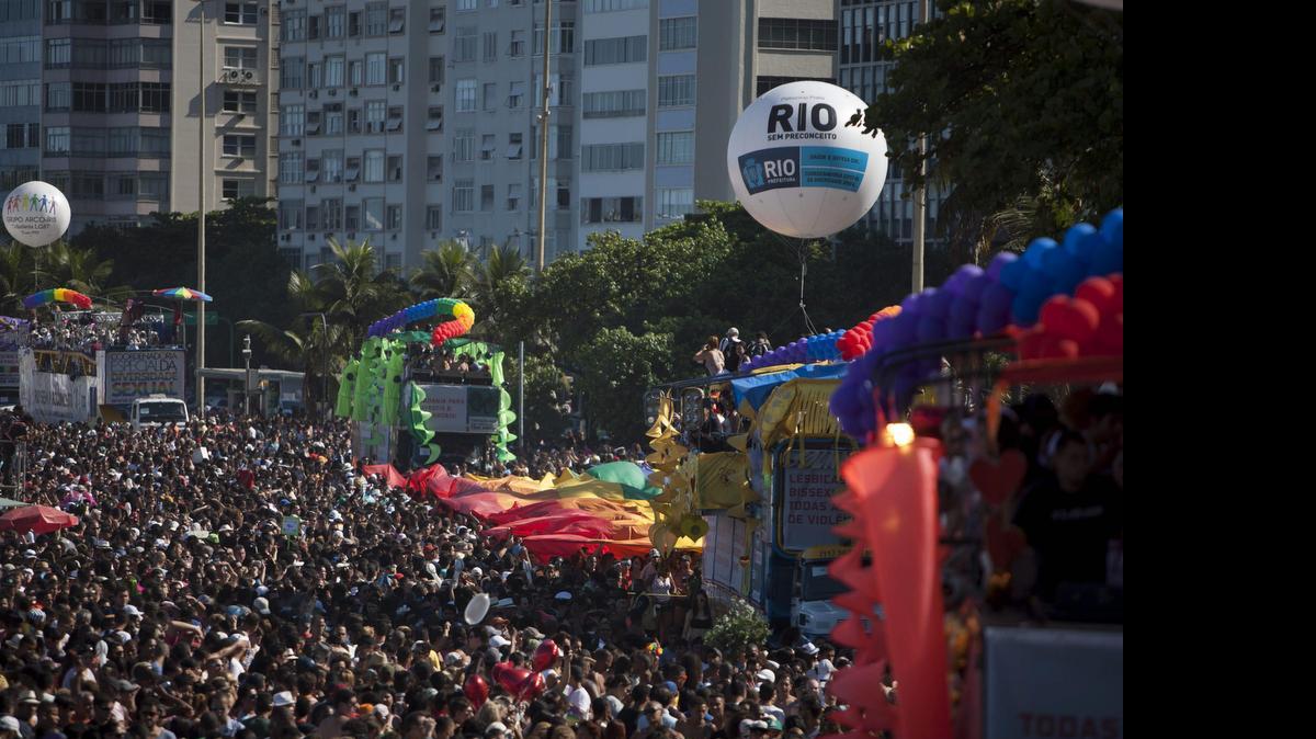 
Decenas de miles de personas de todas las edades y orientaciones sexuales celebraron en la avenida que bordea la playa de Copacabana en Río de Janeiro, Brasi), el desfile del Orgullo Gay, en el 2012.
