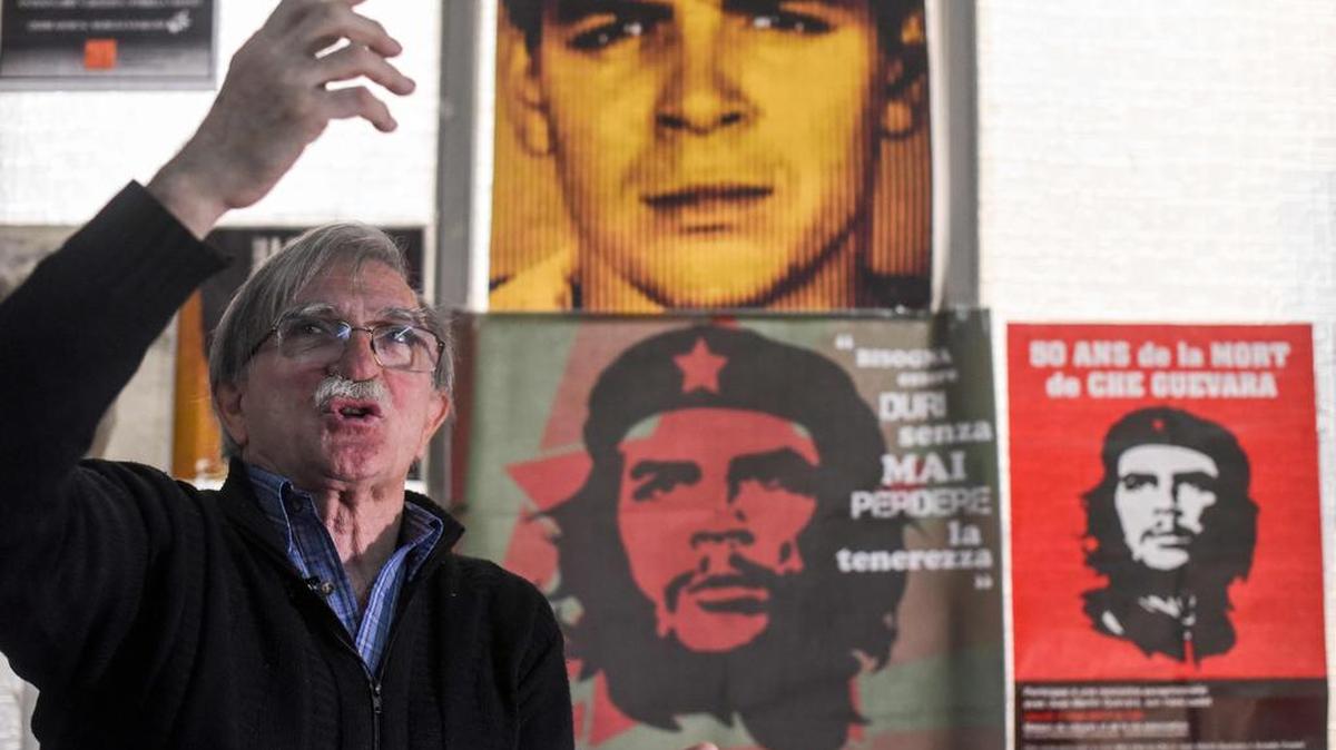 Juan Martín Guevara, hermano de Ernesto ‘Che’ Guevara, gesticula durante una entrevista con la AFP en su oficina de Buenos Aires, Argentina, el 18 de septiembre de 2017.