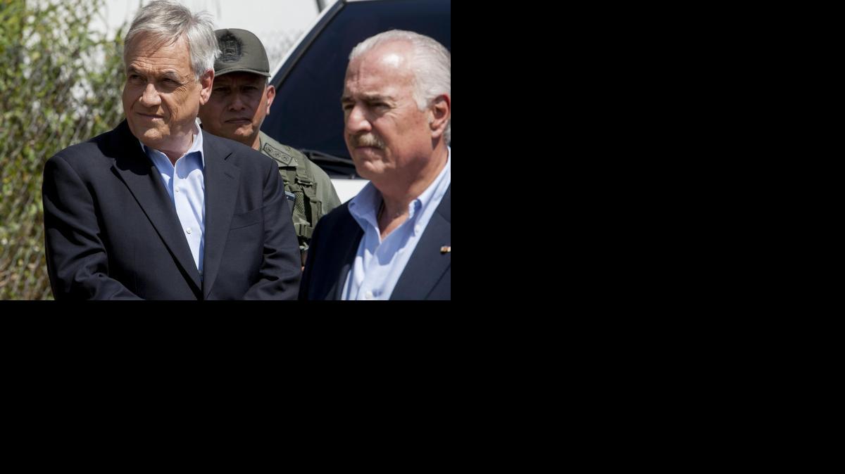 
El ex presidente de Colombia Andrés Pastrana (der.) y el de Chile Sebastián Piñera conversan con mandos militares cuando trataban de ingresar a la cárcel militar de Ramo Verde el domingo 25 de enero de 2015, en las afueras de Caracas.
