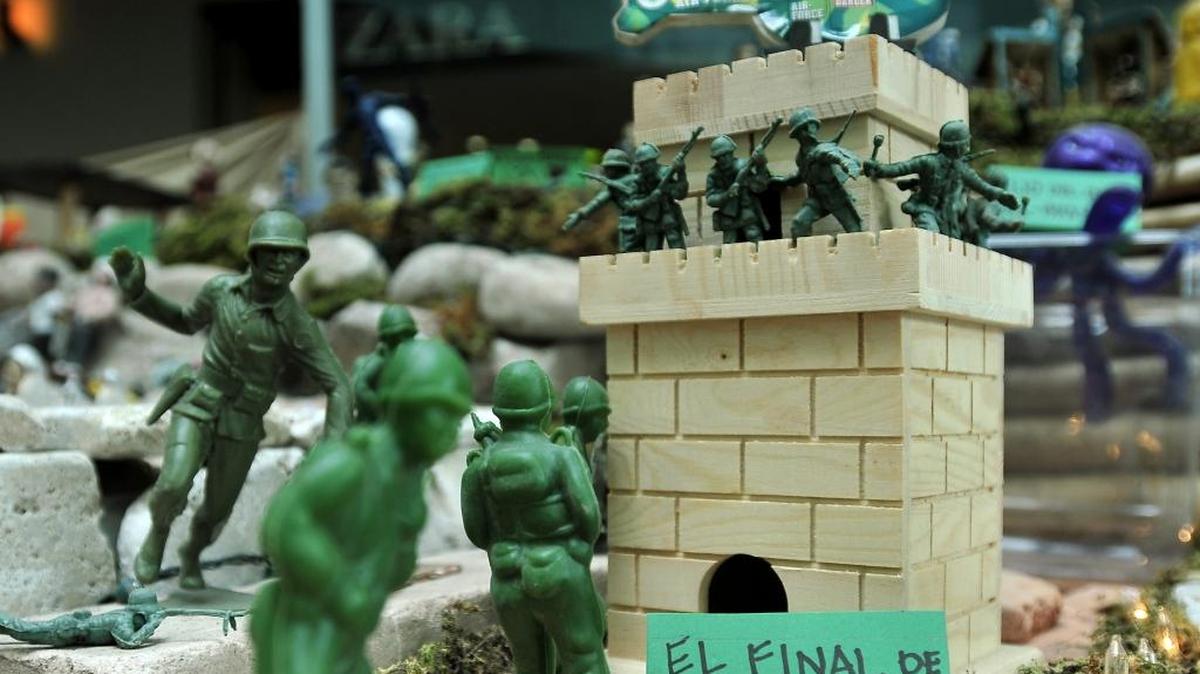 Vista de figuras de soldados de plástico en un pesebre (nacimiento) exhibido en un centro comercial de Tegucigalpa. La obra representa la operación en la que se dio muerte a Osama bin Laden.