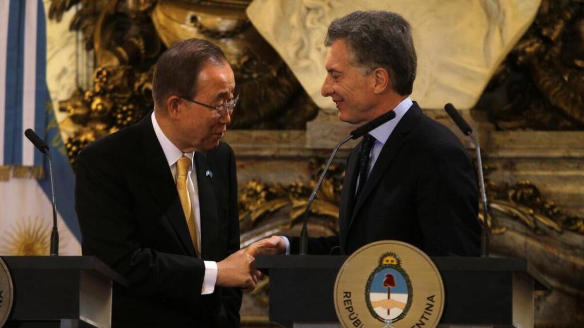 El presidente argentino, Mauricio Macri (der.), habla con el secretario general de las Naciones Unidas, Ban Ki-moon, en la Casa Rosada, Buenos Aires.