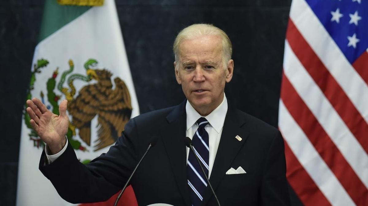 El vicepresidente de EEUU Joe Biden habla el jueves con la prensa en la residencia presidencial Los Pinos, en la Ciudad de México.